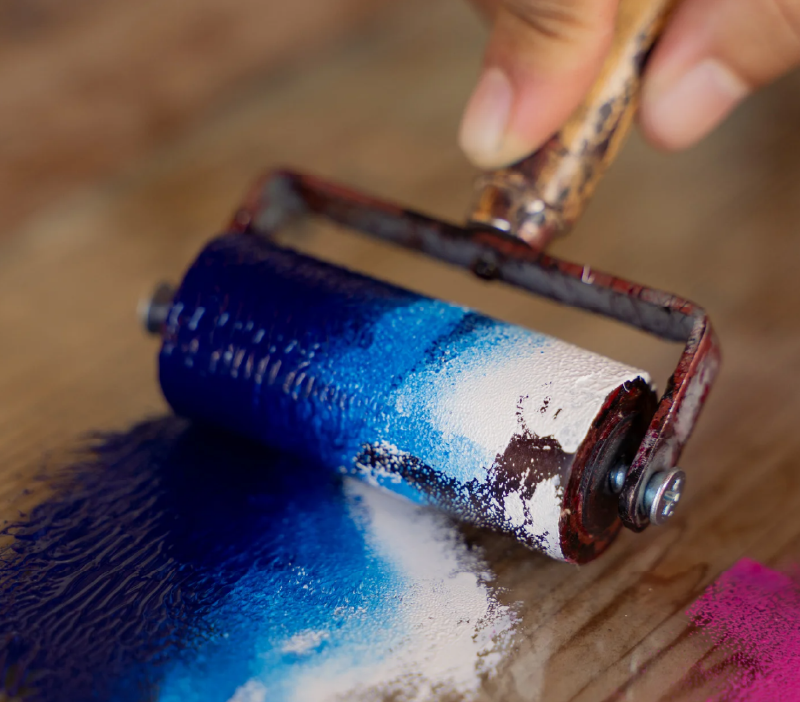 lino ink roller covering in dark blue and white ink